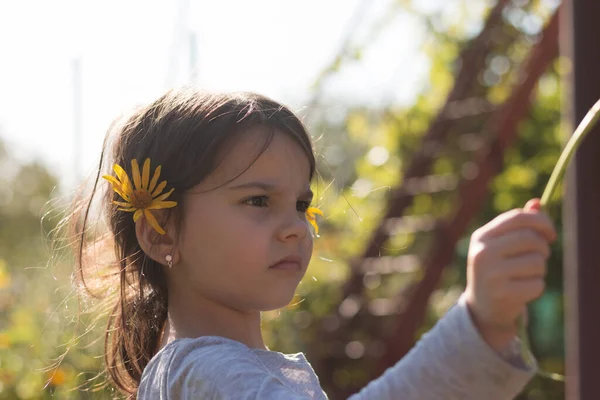 Una Niña Preescolar Hermosa Triste Con Flores Amarillas Pelo Levanta — Foto de Stock