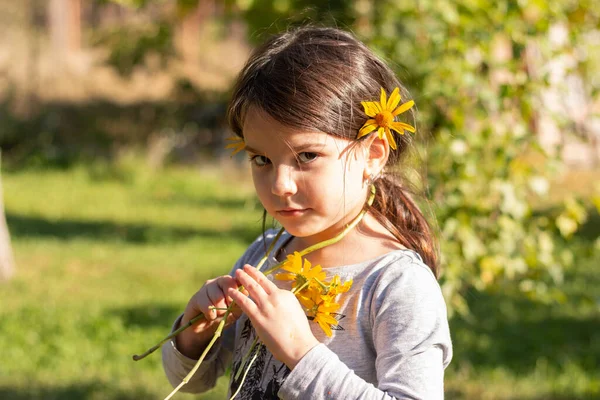 Una Niña Preescolar Hermosa Triste Con Flores Amarillas Pelo Levanta — Foto de Stock