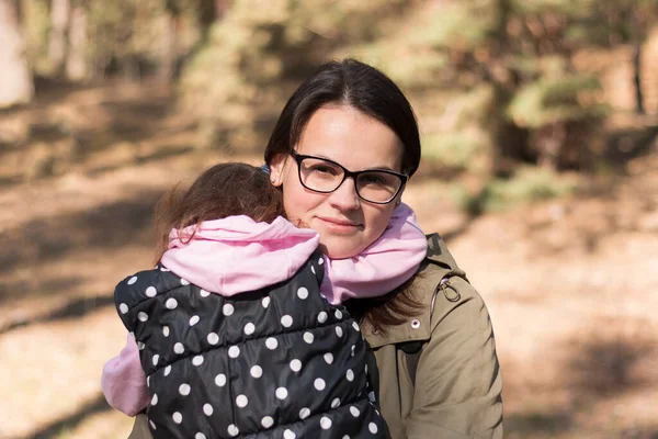 Vacker Mor Glasögon Håller Sitt Barn Armarna Skogen — Stockfoto