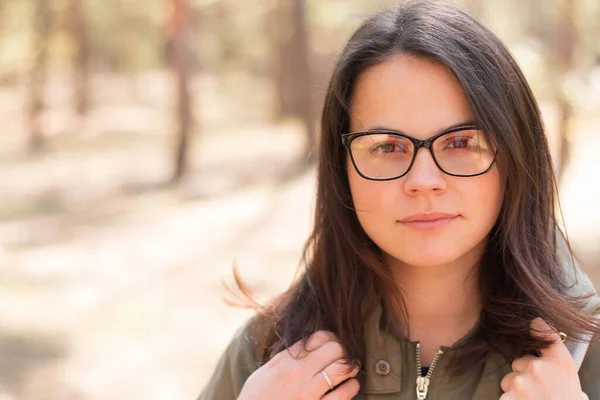 Retrato Cerca Una Niña Con Pelo Largo Oscuro Gafas Pie Fotos De Stock