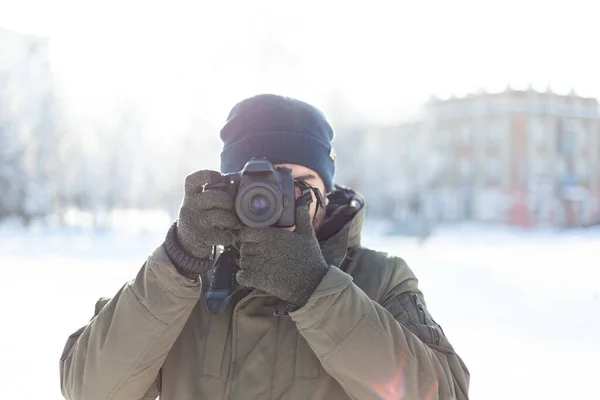 Ένας Άνδρας Χειμερινό Καπέλο Και Γάντια Πυροβολεί Ψηφιακή Φωτογραφική Μηχανή — Φωτογραφία Αρχείου