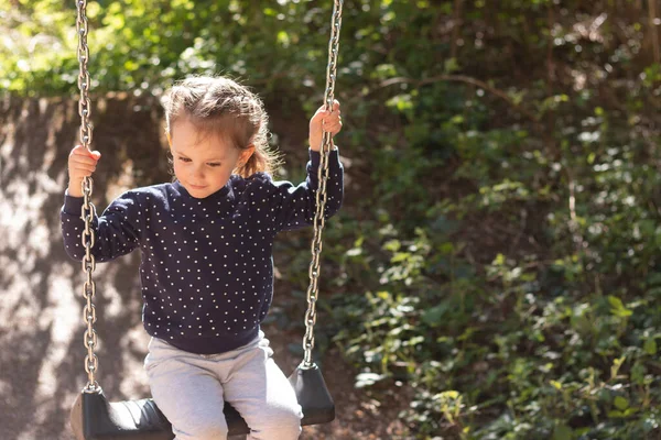 Niña Hermosa Sonriendo Oscila Columpio Parque Sobre Fondo Follaje Borroso —  Fotos de Stock