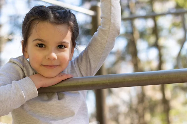 Little Beautiful Girl Smiling Put Her Head Her Hand Climbing — Stockfoto