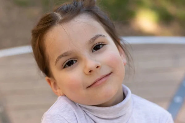 Nahaufnahme Porträt Eines Kleinen Schönen Mädchens Rollkragenpullover Park lizenzfreie Stockfotos