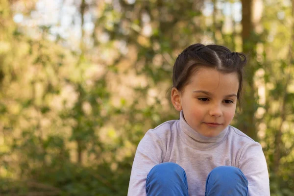 Ein Kleines Schönes Lächelndes Schulmädchen Auf Natürlichem Hintergrund Rollkragenpullover Und Stockbild