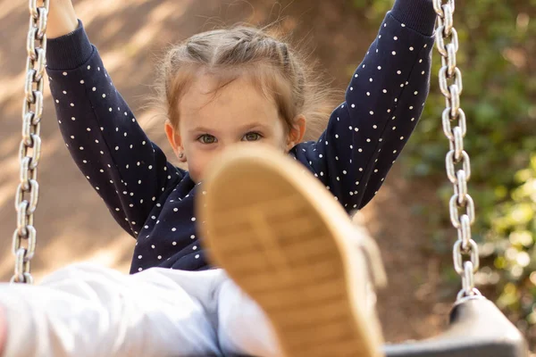 Pequeña Chica Hermosa Cabalga Columpio Parque Cara Del Niño Está —  Fotos de Stock