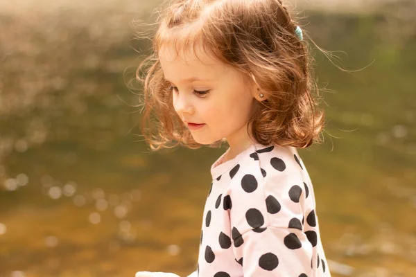 Pequena Menina Ruiva Bonita Com Cabelo Encaracolado Vestido Fundo Uma — Fotografia de Stock