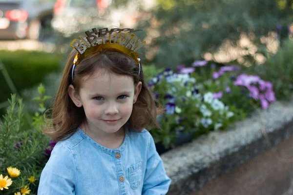 Little Beautiful Preschooler Girl Crown Happy Birthday Her Head Stands — 图库照片