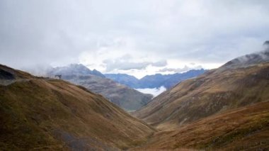 Otoparktan sisli dağ yoluna kadar panoramik manzara. İsviçre Alpleri 4K zaman aşımı.