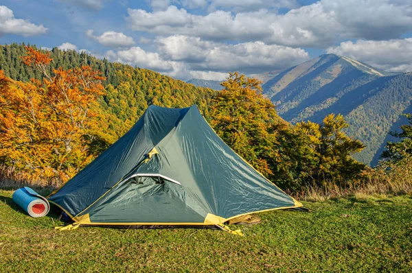Une Tente Verte Dresse Sur Pente Des Carpates Sur Fond — Photo