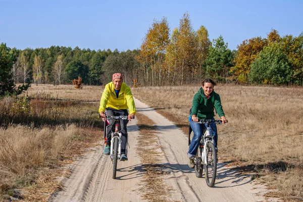 Man Och Kvinna Cyklar Landsväg Genom Gyllene Björklund Hösten — Stockfoto