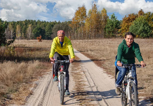 Homem Mulher Andam Bicicleta Uma Estrada Rural Através Bosque Bétula — Fotografia de Stock