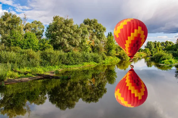 Een Felle Heteluchtballon Vliegt Laag Rivier Gooit Zijn Reflectie Het — Stockfoto