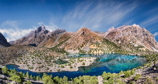 Guitarra Lago Mágico Las Montañas Del Ventilador Imagen De Stock