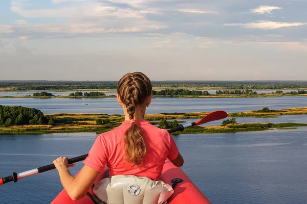 Una Ragazza Kayak Rosso Pagaia Lungo Fiume Primavera Ucraina — Foto Stock