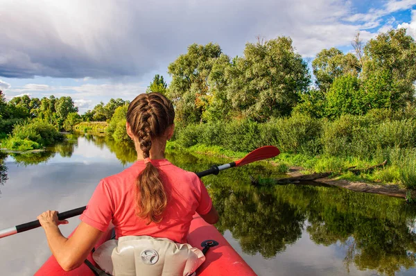 Una Ragazza Kayak Rosso Pagaia Lungo Fiume Primavera Ucraina — Foto Stock