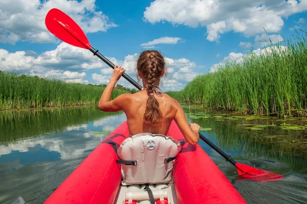 Sporty Girl Swimsuit Makes Her Way Reeds Red Kayak Zdvizh — Foto Stock