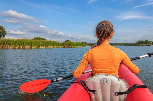 Una Ragazza Kayak Rosso Sta Remando Lungo Fiume Zdvizh Ucraina — Foto Stock