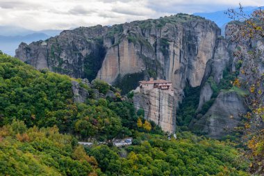 Rousanou Manastırı, bir unesco dünya mirası alanı, Kalambaka köyünün yukarısında sonbahar sezonu boyunca eşsiz bir kaya oluşumunda yer alıyor..