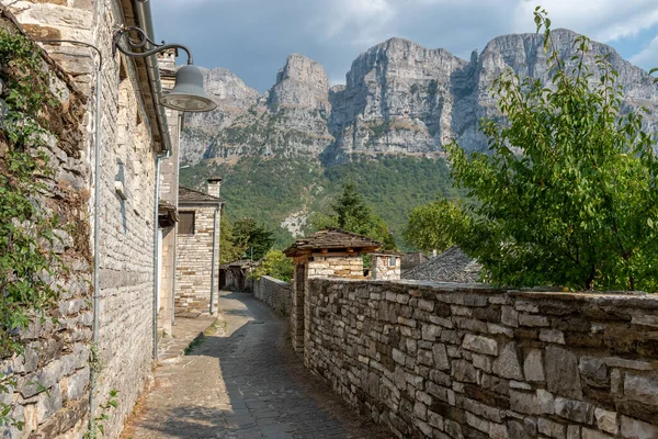 Architettura Tradizionale Con Stretta Strada Pietra Montagna Astraka Come Sfondo — Foto Stock