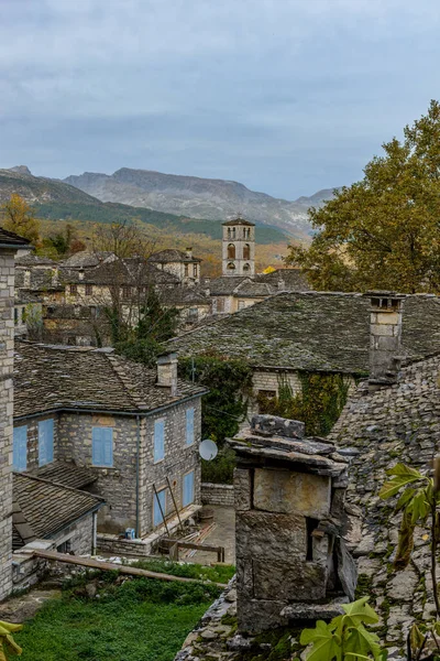 秋天的时候 这个风景如画的迪洛夫村以其建筑传统的石头建筑坐落在泰姆菲山 扎戈里 伊庇鲁斯 — 图库照片