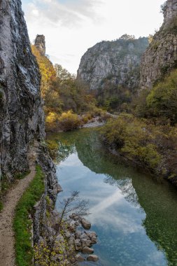 Epirus Yunanistan 'ın Zagori kentindeki Voidomatis nehrinde sonbahar mevsiminde yer alan Kokori' nin eski kemer taşı köprüsünden (Noutsos) manzara.
