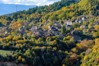 Yunanistan 'ın Zagori mevsiminde, Papigo köyü ve Picuresque taş binalarının panorama manzarası.