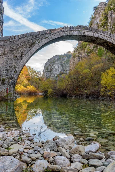 Stary Kamienny Most Kokori Noutsos Sezonie Jesiennym Położony Nad Rzeką — Zdjęcie stockowe