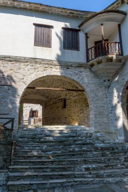Yunanistan 'ın Magnisia bölgesindeki Volos kasabasının yukarısındaki Pelion Dağı' ndaki geleneksel taş binalarıyla Makrinitsa taştan köyünde bulunan bakirenin kutsal kilisesi..