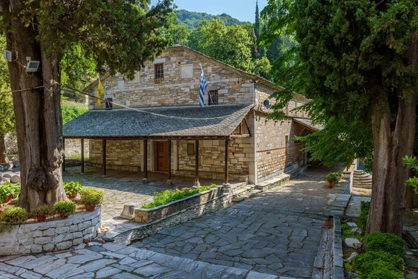 Igreja Holy Suposição Virgem Situada Vila Pedra Makrinitsa Com Seus — Fotografia de Stock