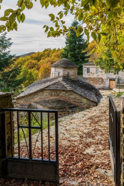 Güz mevsiminde yapılan pitoresk moni Rogovouu Kilisesi, Tsepelovo yakınlarındaki Vikos vadisinde yer almaktadır..