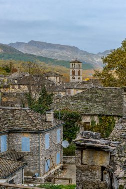 Tymfi Dağı, Zagori, Epirus, Yunanistan, Avrupa 'daki geleneksel mimari taş binaları ile sonbahar sezonu boyunca Dilofo' nun pitoresk köyü