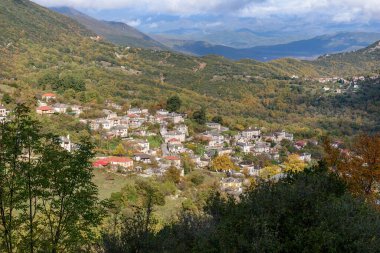 Yunanistan 'ın Zagori mevsiminde Picuresque taş binalarıyla Aristi köyünün panorama manzarası.