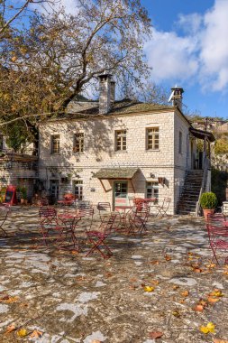Sonbahar mevsiminde Zagori, Epirus, Yunanistan ve Avrupa 'daki mimari geleneksel taş binalarıyla birlikte Aristi' nin pitoresk köyü