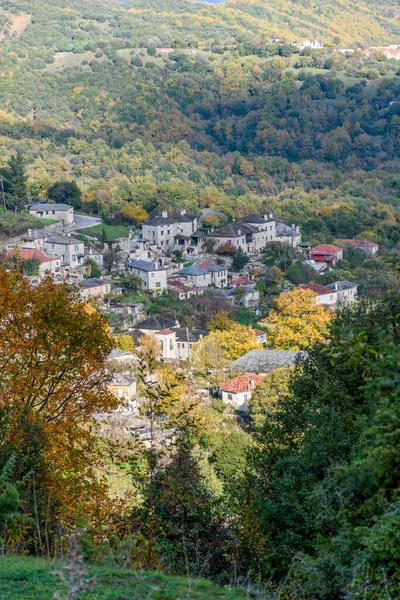 ザゴリの秋のシーズン中に絵のような石造りの建物と村アリスティーのパノラマビューギリシャ — ストック写真