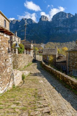 Epirus zagori Yunanistan 'ın pitoresk köyü Papigo' da sonbahar mevsiminde bir taş sokakta geleneksel mimarlık