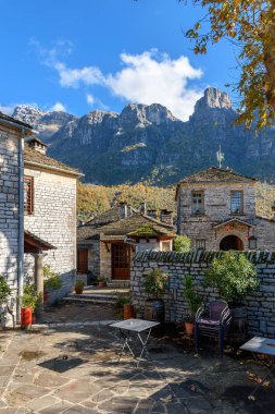 Epirus zagori Yunanistan 'ın pitoresk köyü Papigo' da sonbahar mevsiminde bir taş sokakta geleneksel mimarlık