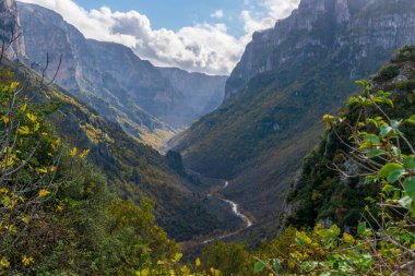 Yunanistan 'ın Zagori Epirus kentindeki Vikos köyü yakınlarında sonbahar renkleriyle Avrupa' nın en derin vadisi olan Vikos Boğazı 'nın manzarası.