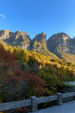 Yunanistan 'daki epirüs mevsiminde, Papigo taş köyünün üzerindeki Astraka kulelerinin manzarası