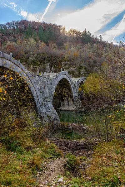 Kalogeriko Plakida Stary Most Łukowy Sezonie Jesiennym Położony Nad Rzeką — Zdjęcie stockowe