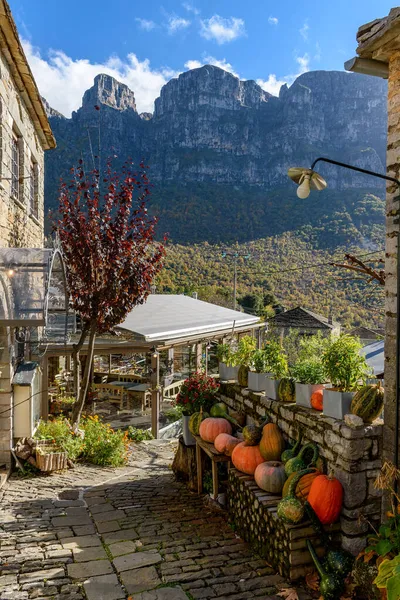 그림같이 아름다운 그리스의 파피고 마을에서 가을에 건물과 아스트 전통적 축물을 — 스톡 사진