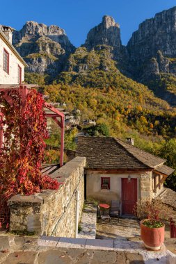 Epirus zagori Yunanistan 'ın Mikro papigo köyünde sonbahar dönemi boyunca geleneksel mimari