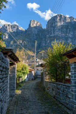 Yunanistan 'ın Zagori kentindeki papigo köyünde, sonbahar mevsiminde taştan binalar ve astraka arka planındaki geleneksel mimari manzarası