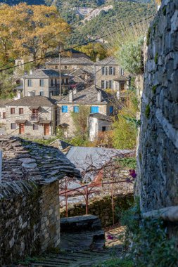 Epirus zagori Yunanistan 'ın Mikro papigo köyünde sonbahar dönemi boyunca geleneksel mimari