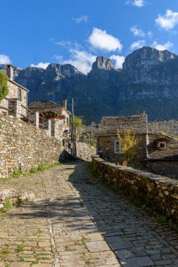 Yunanistan 'ın Zagori kentindeki papigo köyünde, sonbahar mevsiminde taştan binalar ve astraka arka planındaki geleneksel mimari manzarası