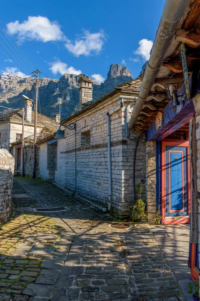 Άποψη Της Παραδοσιακής Αρχιτεκτονικής Πέτρινα Κτίρια Και Φόντο Βουνό Αστράκα — Φωτογραφία Αρχείου