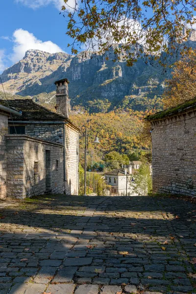 그림같이 아름다운 그리스의 파피고 마을에서 가을에 건물과 아스트 전통적 축물을 — 스톡 사진
