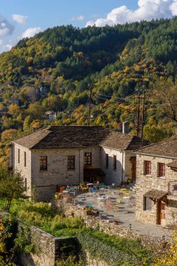 Epirus zagori Yunanistan 'ın Mikro papigo köyünde sonbahar dönemi boyunca geleneksel mimari