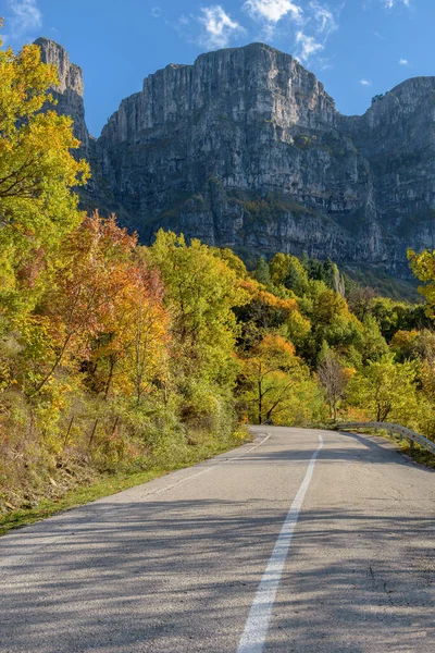 Utsikt Över Tornen Astraka Ovanför Papigo Stenby Höstsäsongen Epirus Grekland — Stockfoto