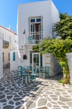 Yunanistan, Paros Adası, Parikia 'da dar sokakları, beyaz boyalı evleri ve cepheleri olan geleneksel Kiklad sokağı.